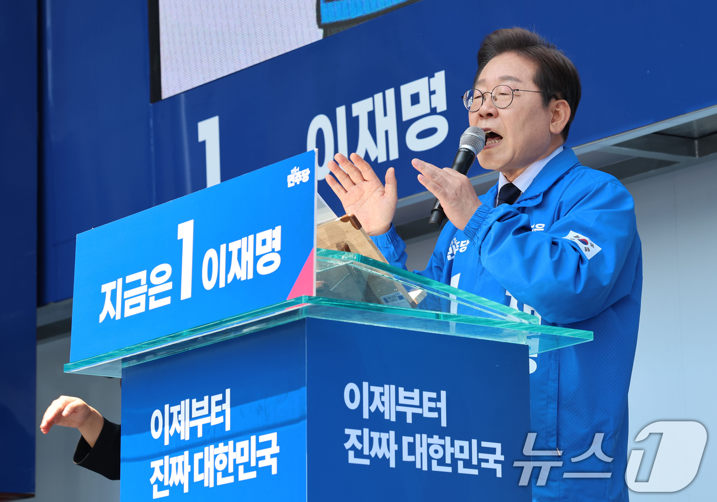 (구미=뉴스1) 안은나 기자 = 이재명 더불어민주당 대통령 후보가 대표적 험지인 대구·경북(TK) 지역 유세에 돌입한 13일 오전 경북 구미역 광장에서 지지를 호소하고 있다. (공 …