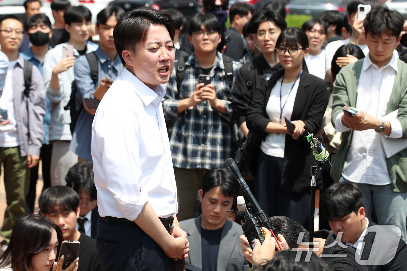 본문 이미지 - 이준석 개혁신당 대통령 후보가 13일 대구 북구 경북대를 찾아 학생들과 점심 식사를 앞두고 복지관 앞에서 발언하고 있다. 2025.5.13/뉴스1 ⓒ News1 공정식 기자