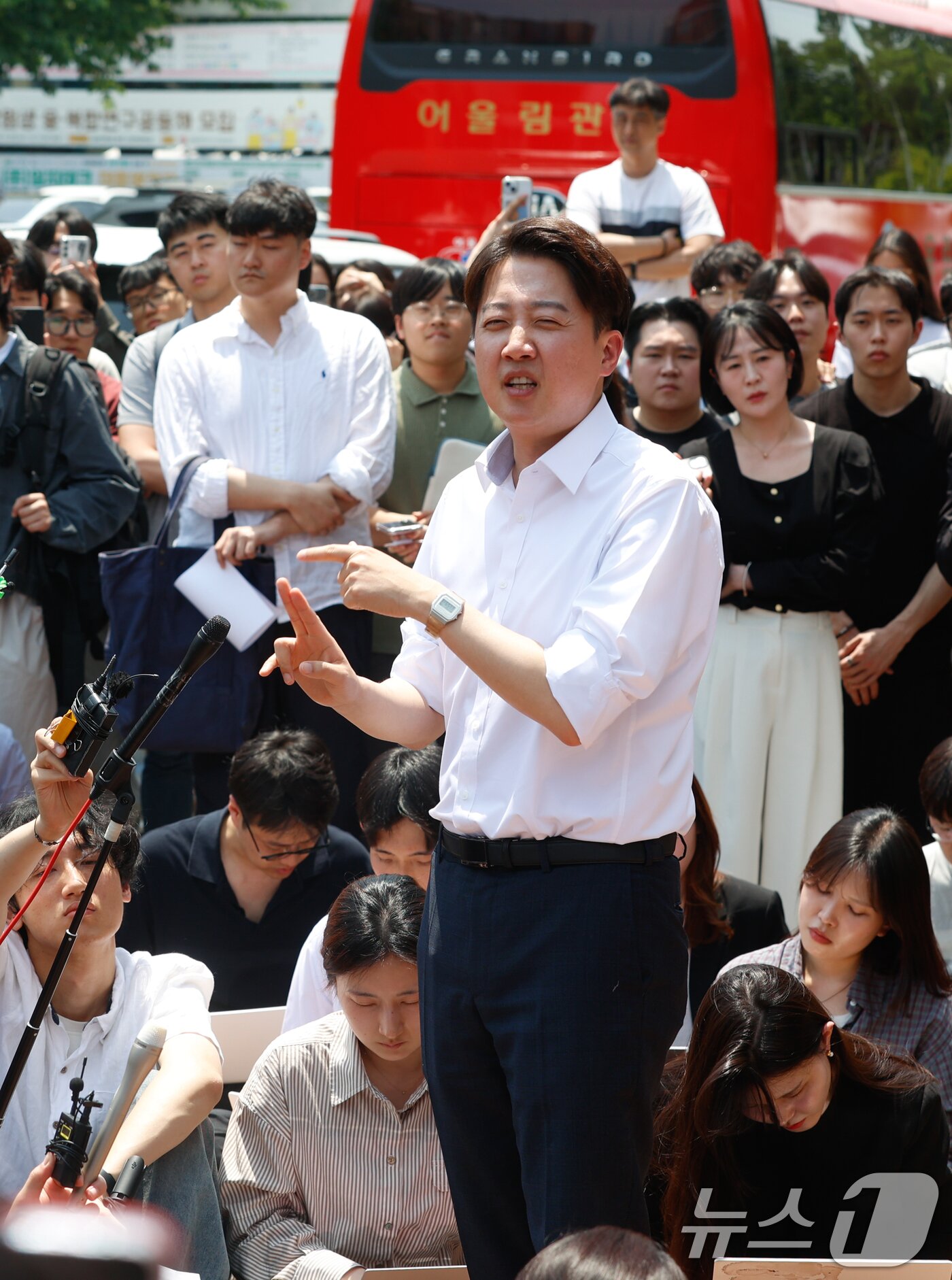 본문 이미지 - 이준석 개혁신당 대통령 후보가 13일 대구 북구 경북대를 찾아 학생들과 점심 식사를 앞두고 복지관 앞에서 발언하고 있다. 2025.5.13/뉴스1 ⓒ News1 공정식 기자
