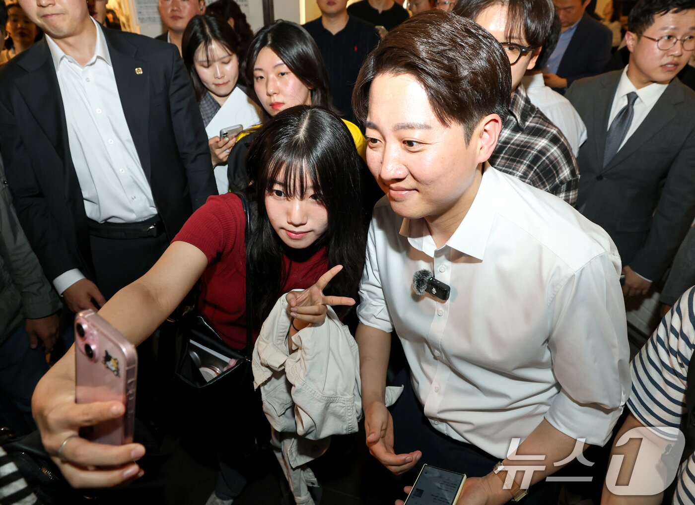 본문 이미지 - 이준석 개혁신당 대통령 후보가 13일 대구 북구 경북대를 찾아 학생들과 기념촬영을 하고 있다. 2025.5.13/뉴스1 ⓒ News1 공정식 기자
