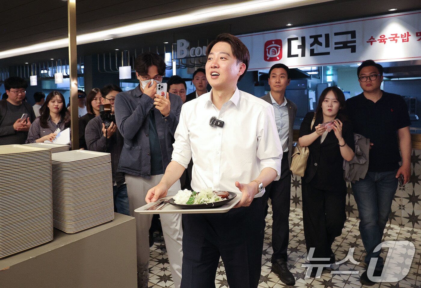 본문 이미지 - 이준석 개혁신당 대통령 후보가 13일 대구 북구 경북대를 찾아 학생들과 점심 식사를 위해 자리로 향하고 있다. 2025.5.13/뉴스1 ⓒ News1 공정식 기자