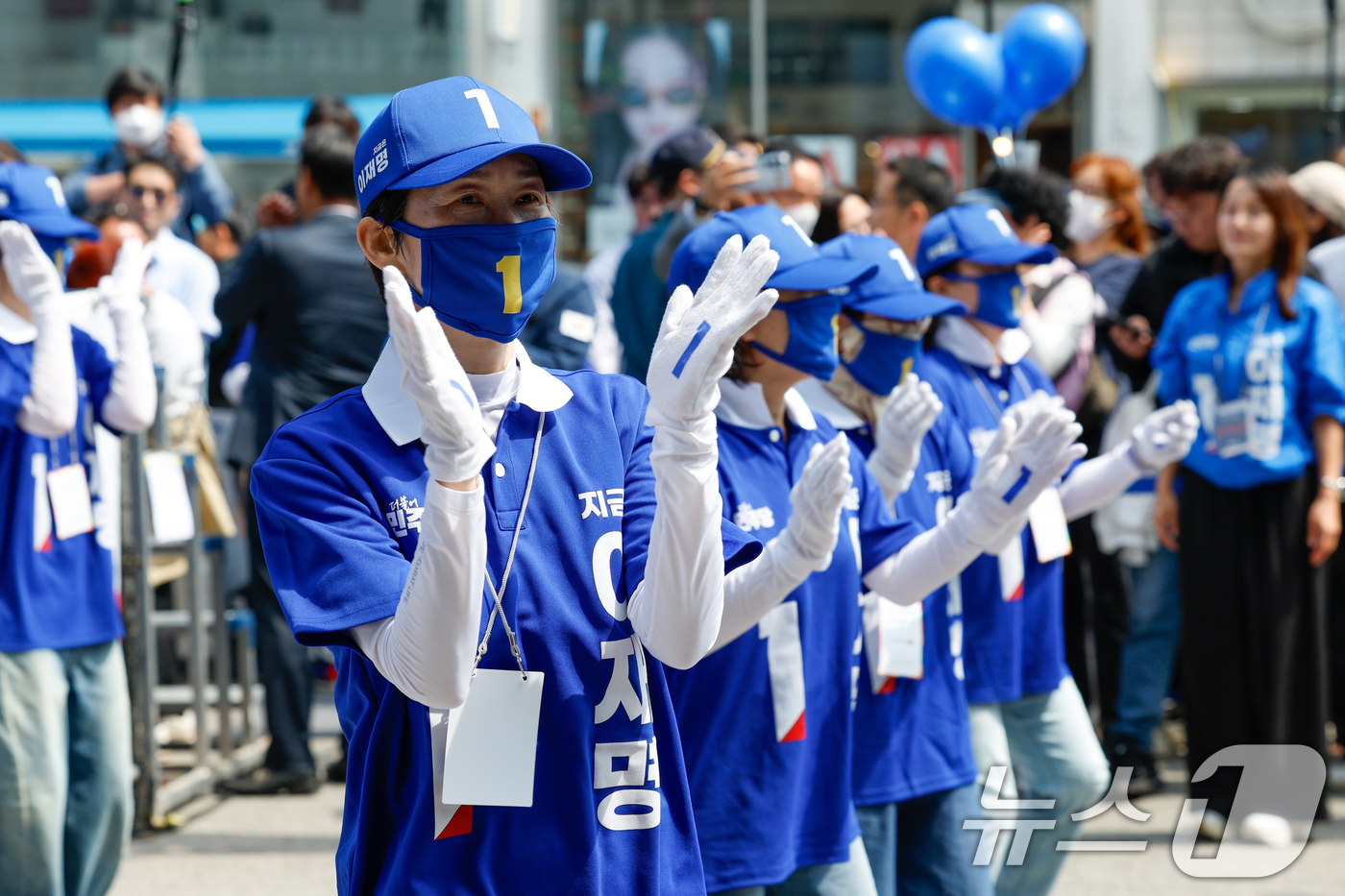 (구미=뉴스1) 안은나 기자 = 이재명 더불어민주당 대통령 후보가 대표적 험지인 대구·경북(TK) 지역 유세에 돌입한 13일 오전 경북 구미역 광장에서 선거운동원들이 율동을 펼치고 …