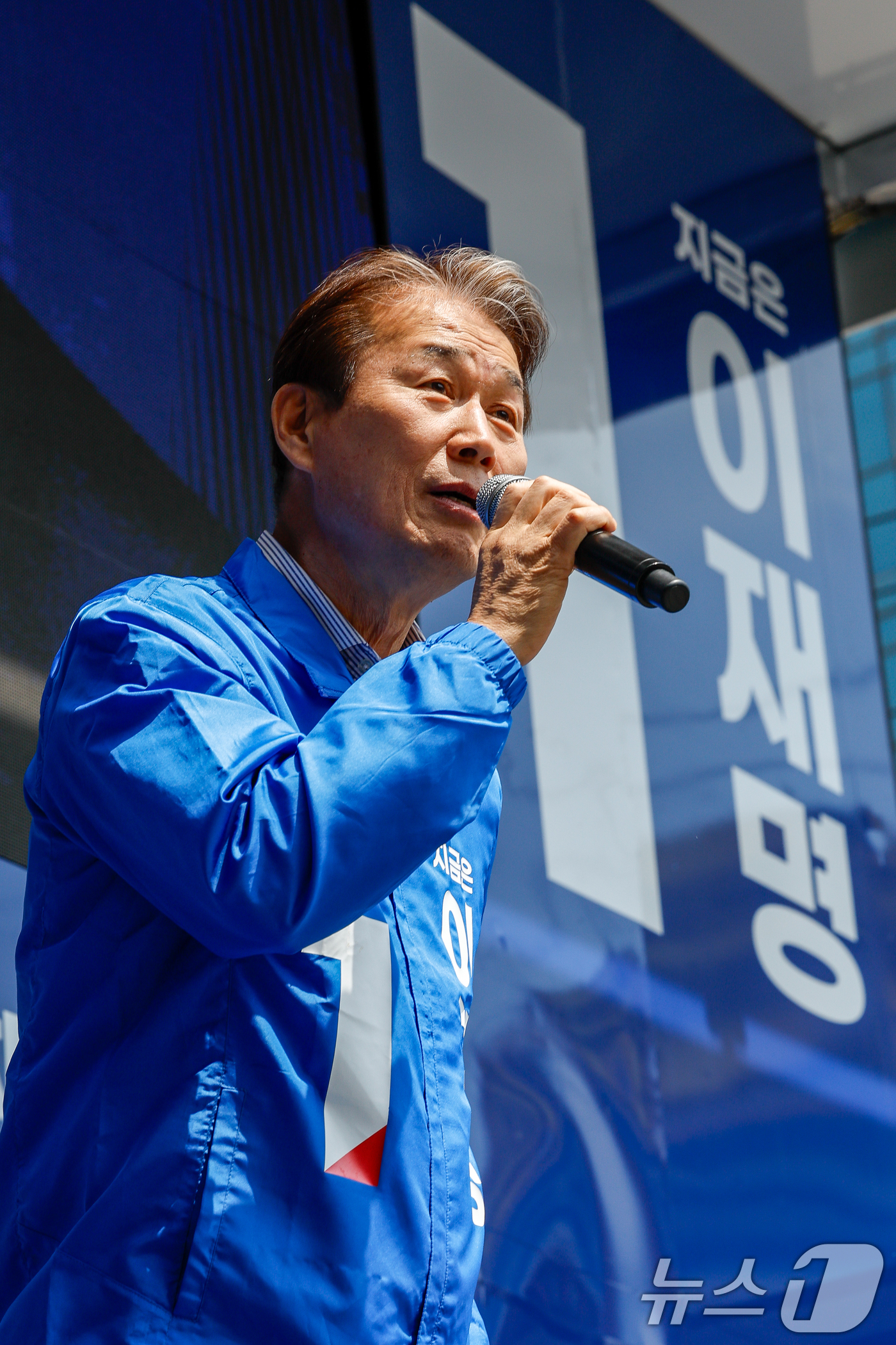 (구미=뉴스1) 안은나 기자 = 권오을 더불어민주당 중앙선거대책위원회 국민대통합위원장이 13일 오전 경북 구미역 광장에서 이재명 대통령 후보 TK 유세를 앞두고 지지를 호소하고 있 …