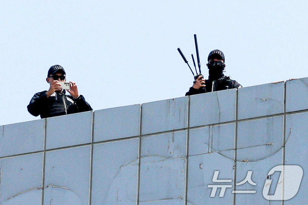 본문 이미지 - 이재명 더불어민주당 대통령 후보가 대표적 험지인 대구·경북(TK) 지역 유세에 돌입한 13일 오전 경북 구미역 광장 인근 빌딩에서 경찰특공대가 경계 근무를 하고 있다. 2025.5.13/뉴스1 ⓒ News1 안은나 기자