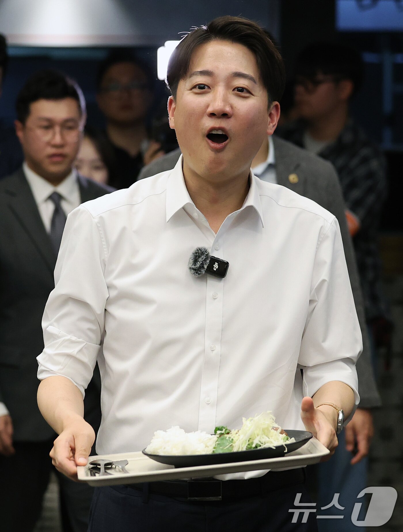 본문 이미지 - 이준석 개혁신당 대통령 후보가 13일 대구 북구 경북대를 찾아 학생들과 점심 식사를 위해 자리로 향하고 있다. 2025.5.13/뉴스1 ⓒ News1 공정식 기자
