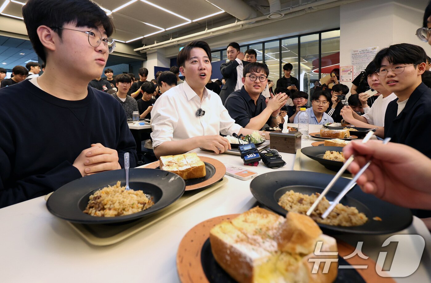 본문 이미지 - 이준석 개혁신당 대통령 후보가 13일 대구 북구 경북대를 찾아 학생들과 점심 식사하며 대화를 나누고 있다. 2025.5.13/뉴스1 ⓒ News1 공정식 기자