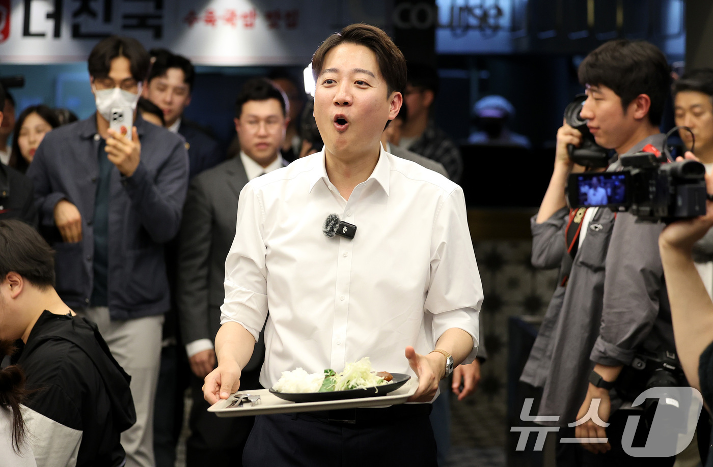 (대구=뉴스1) 공정식 기자 = 이준석 개혁신당 대통령 후보가 13일 대구 북구 경북대를 찾아 학생들과 점심 식사를 위해 자리로 향하고 있다. 2025.5.13/뉴스1