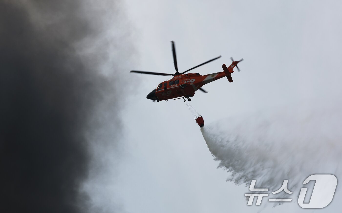 본문 이미지 - 13일 오후 경기 이천시 부발읍 소재 대형 물류창고에서 화재가 발생해 검은 연기가 치솟고 있다.  2025.5.13/뉴스1 ⓒ News1 김영운 기자