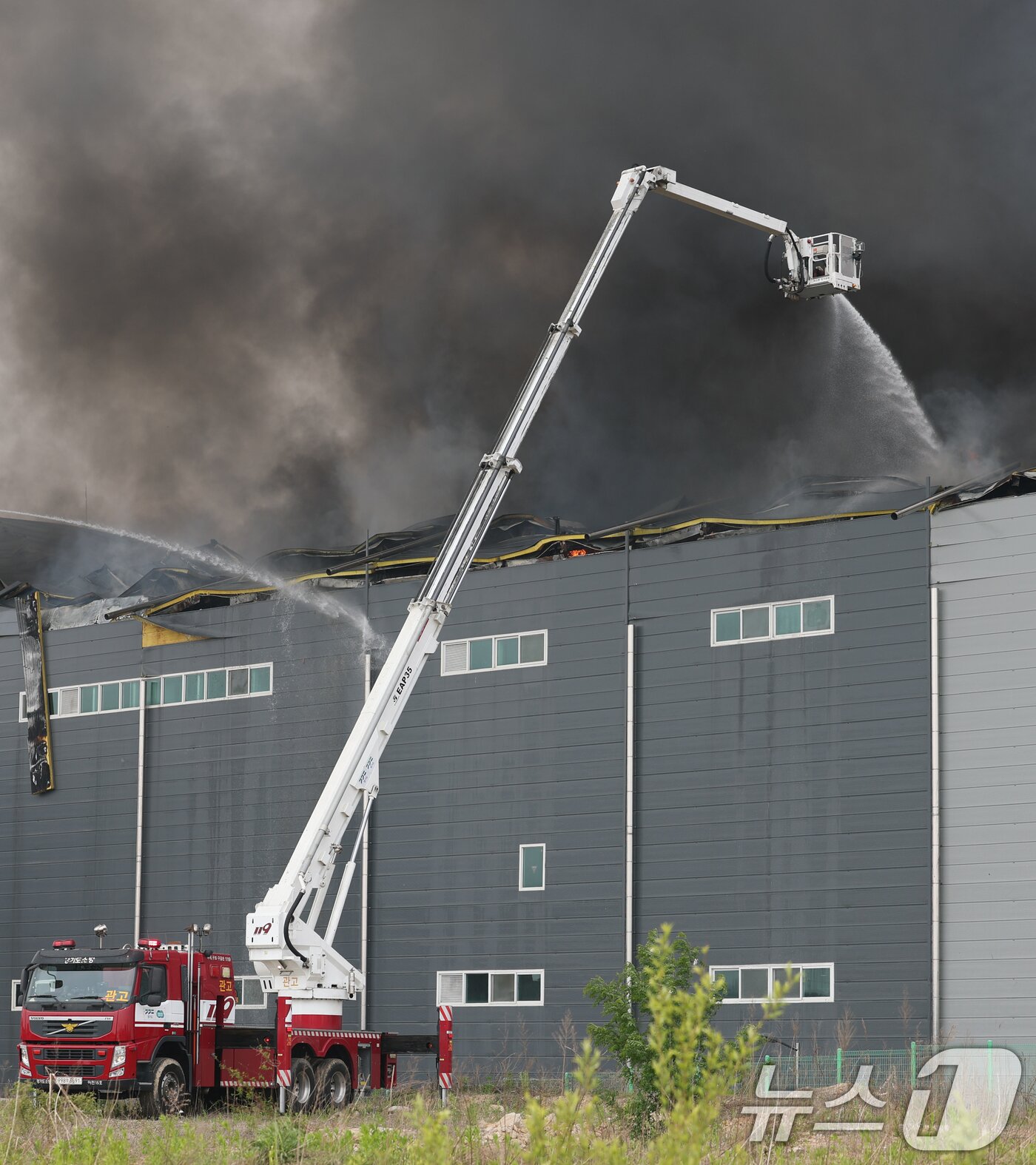 본문 이미지 - 13일 오후 경기 이천시 부발읍 소재 대형 물류창고에서 화재가 발생해 검은 연기가 치솟고 있다.  2025.5.13/뉴스1 ⓒ News1 김영운 기자