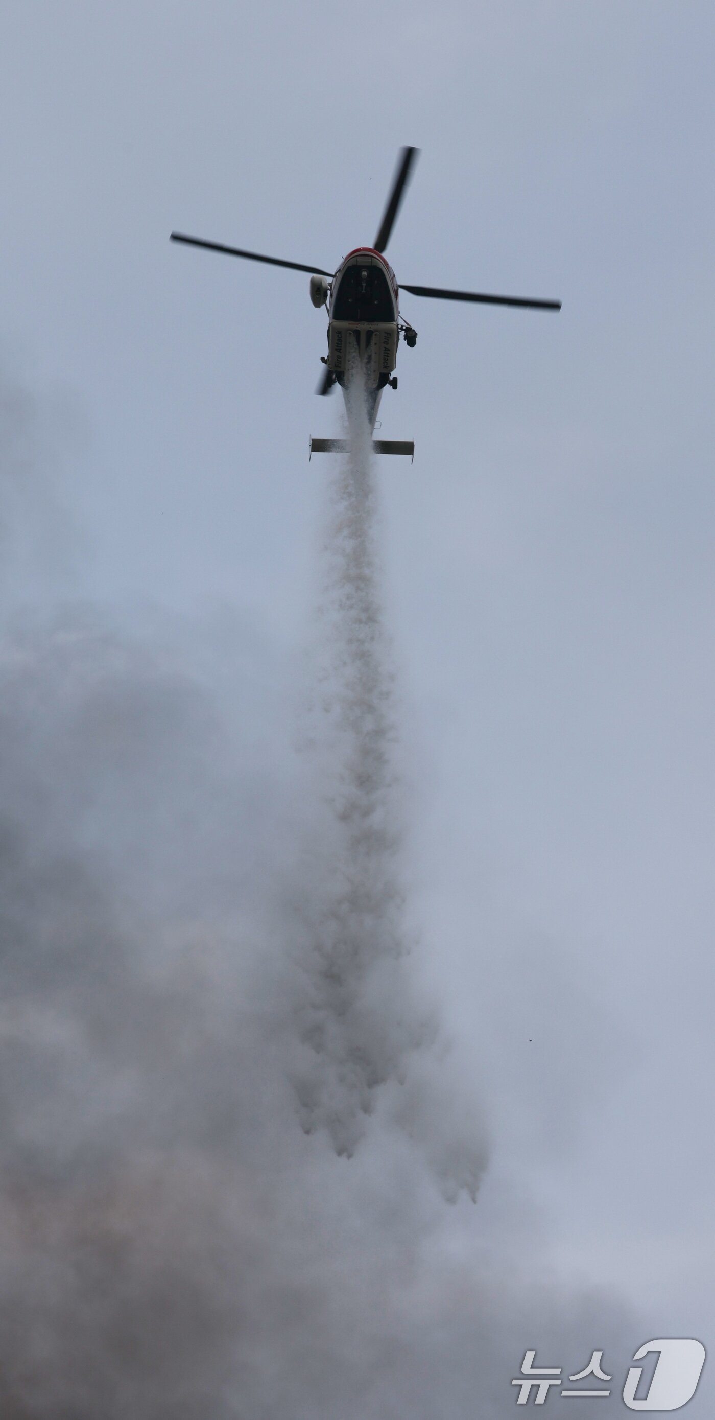 본문 이미지 - 13일 오후 경기 이천시 부발읍 소재 대형 물류창고에서 화재가 발생해 검은 연기가 치솟고 있다.  2025.5.13/뉴스1 ⓒ News1 김영운 기자