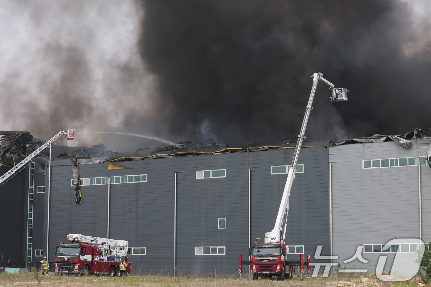 본문 이미지 - 13일 오후 경기 이천시 부발읍 소재 대형 물류창고에서 화재가 발생해 검은 연기가 치솟고 있다.  2025.5.13/뉴스1 ⓒ News1 김영운 기자