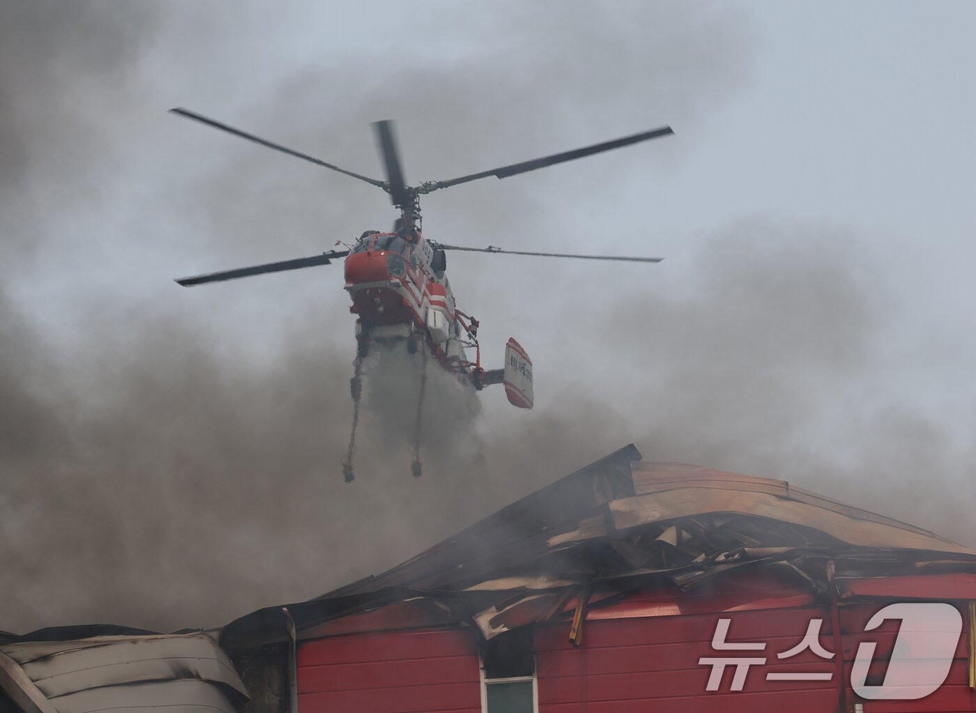 본문 이미지 - 13일 오후 경기 이천시 부발읍 소재 대형 물류창고에서 화재가 발생해 검은 연기가 치솟고 있다.  2025.5.13/뉴스1 ⓒ News1 김영운 기자