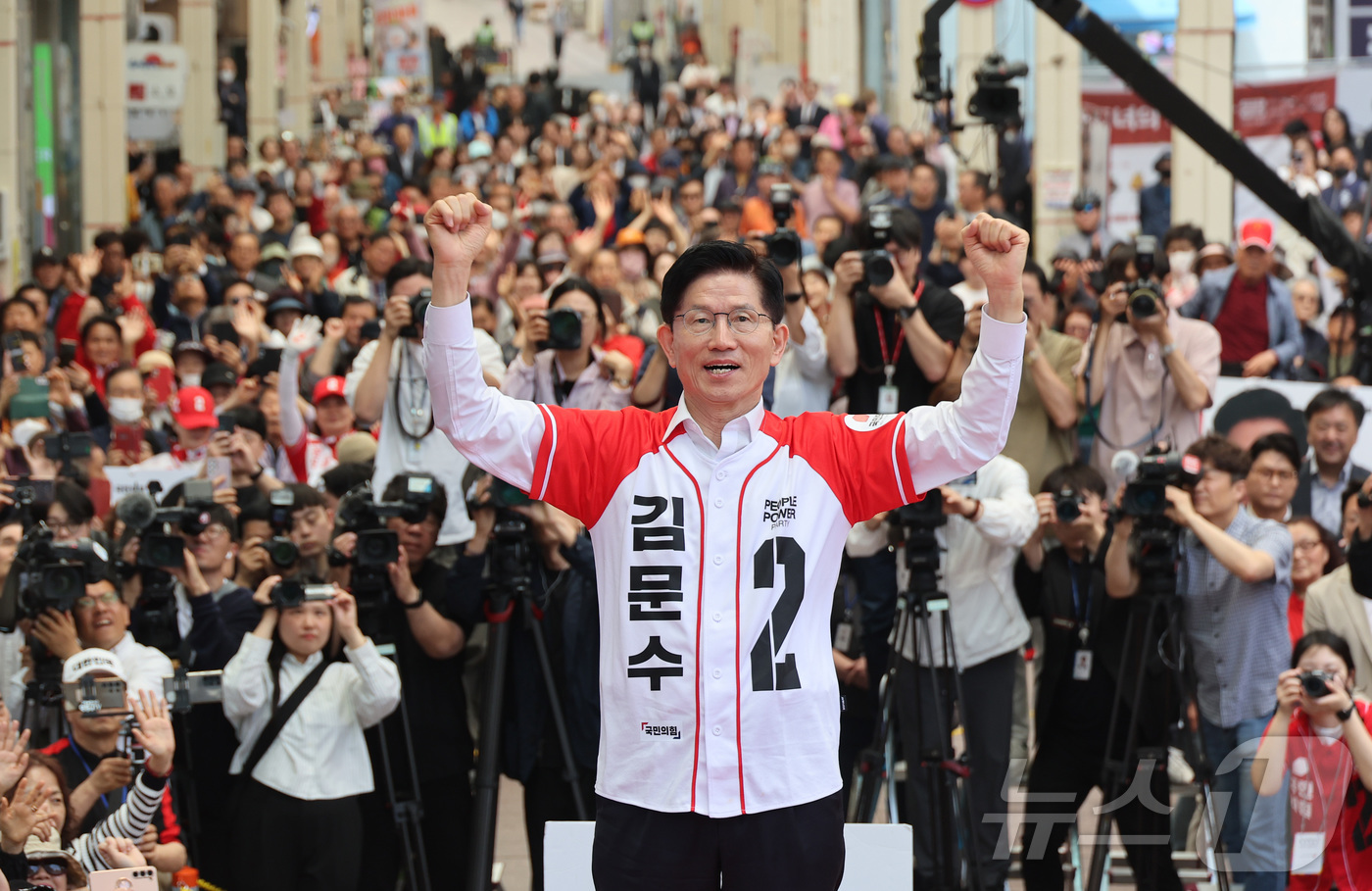 (울산=뉴스1) 김민지 기자 = 국민의힘 김문수 대선 후보가 13일 울산 뉴코아아울렛 앞에서 유세를 하고 있다. (공동취재) 2025.5.13/뉴스1