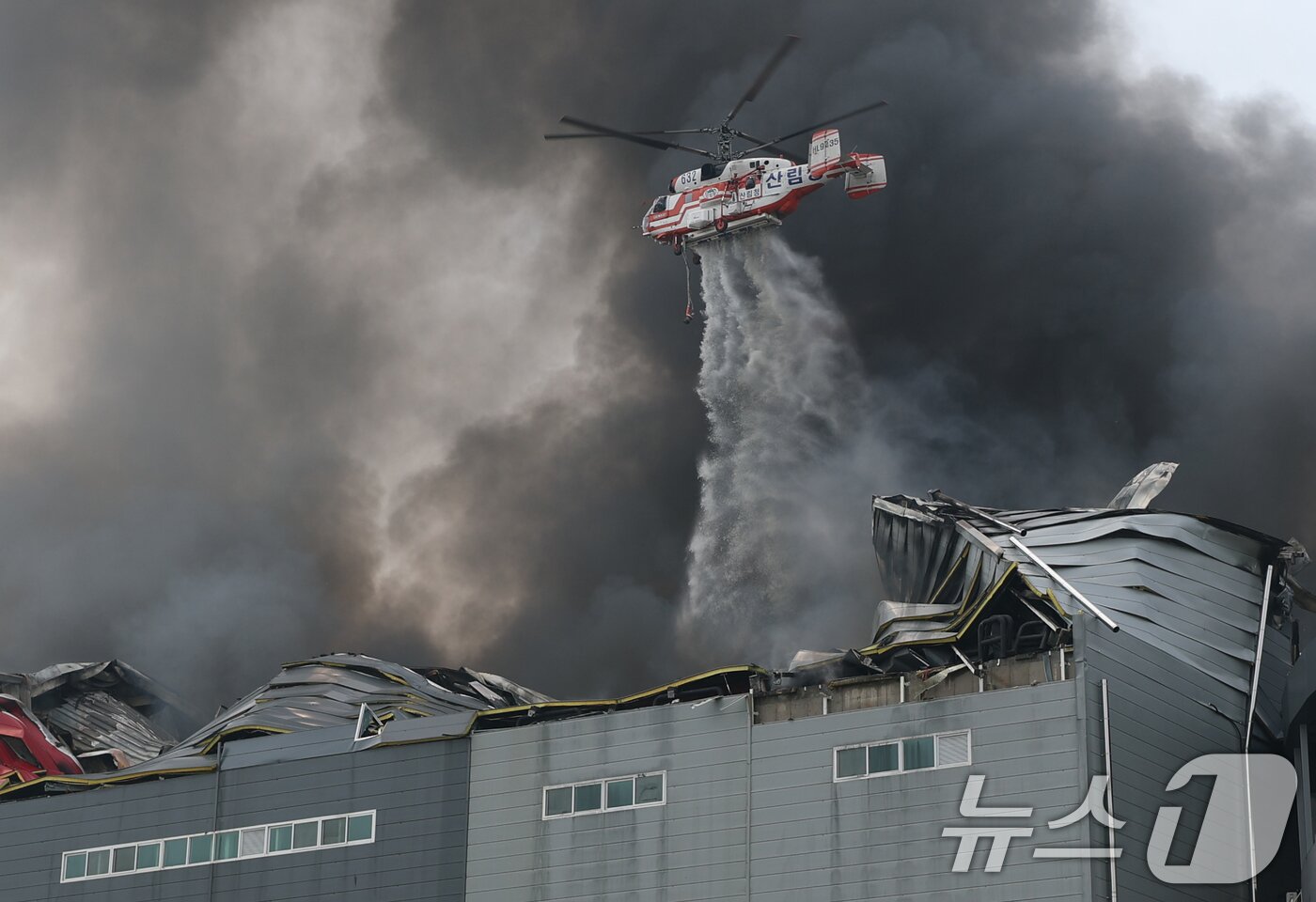 본문 이미지 - 13일 오후 경기 이천시 부발읍 소재 대형 물류창고에서 화재가 발생해 검은 연기가 치솟고 있다. /뉴스1 ⓒ News1 김영운 기자