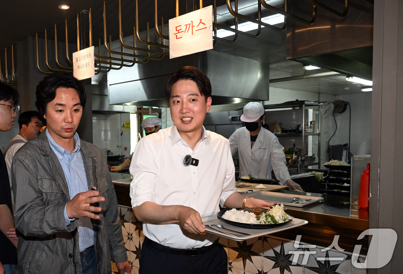 (대구=뉴스1) 공정식 기자 = 이준석 개혁신당 대통령 후보가 13일 대구 북구 경북대를 찾아 학생식당에서 주문한 돈가스를 받고 있다. 2025.5.13/뉴스1