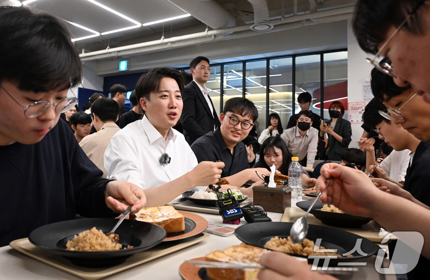 (대구=뉴스1) 공정식 기자 = 이준석 개혁신당 대통령 후보가 13일 대구 북구 경북대를 찾아 학생들과 점심 식사하며 대화 나누고 있다. 2025.5.13/뉴스1