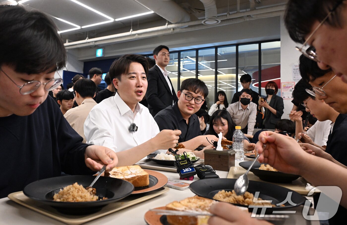 본문 이미지 - 이준석 개혁신당 대통령 후보가 13일 대구 북구 경북대를 찾아 학생들과 점심 식사하며 대화 나누고 있다. 2025.5.13/뉴스1 ⓒ News1 공정식 기자