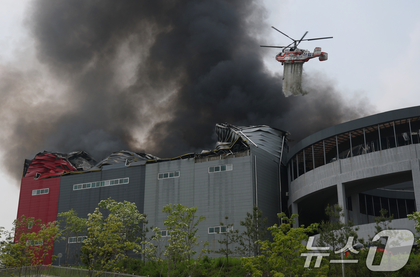 (이천=뉴스1) 김영운 기자 = 13일 오후 경기 이천시 부발읍 소재 대형 물류창고에서 화재가 발생해 검은 연기가 치솟고 있다.소방당국은 대응 2단계를 발령해 진화 중이며 인명 피 …