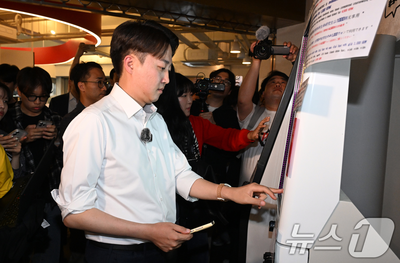 (대구=뉴스1) 공정식 기자 = 이준석 개혁신당 대통령 후보가 13일 대구 북구 경북대를 찾아 학생식당에서 키오스크로 주문을 하고 있다. 2025.5.13/뉴스1