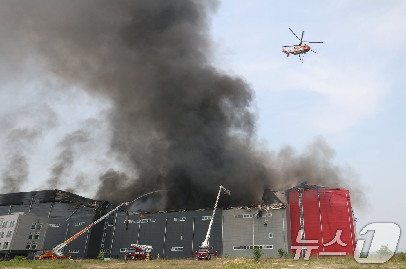 본문 이미지 - 13일 오후 경기 이천시 부발읍 소재 대형 물류창고에서 화재가 발생해 검은 연기가 치솟고 있다.  2025.5.13/뉴스1 ⓒ News1 김영운 기자