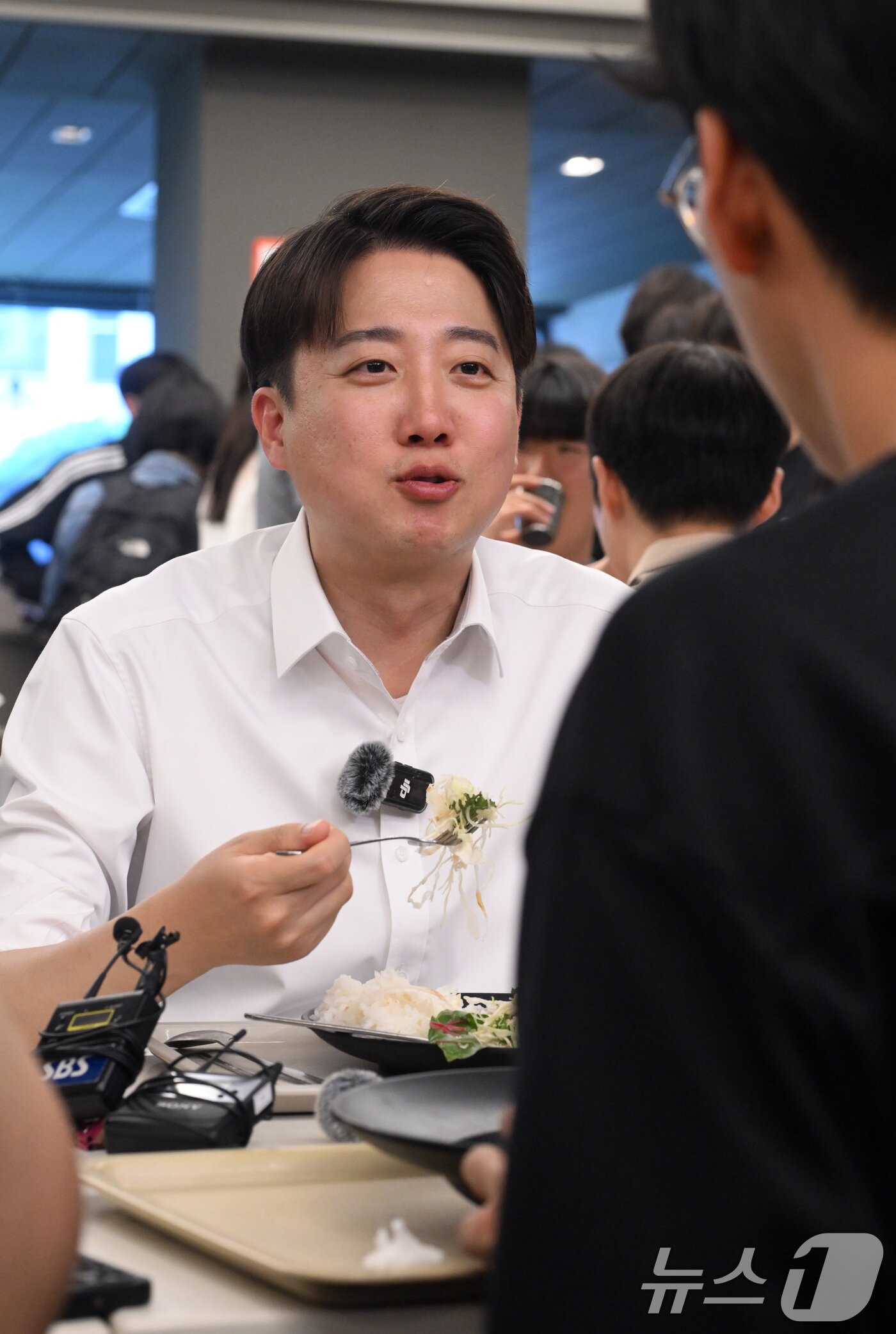 본문 이미지 - 이준석 개혁신당 대통령 후보가 13일 대구 북구 경북대를 찾아 학생들과 점심 식사하며 대화 나누고 있다. 2025.5.13/뉴스1 ⓒ News1 공정식 기자