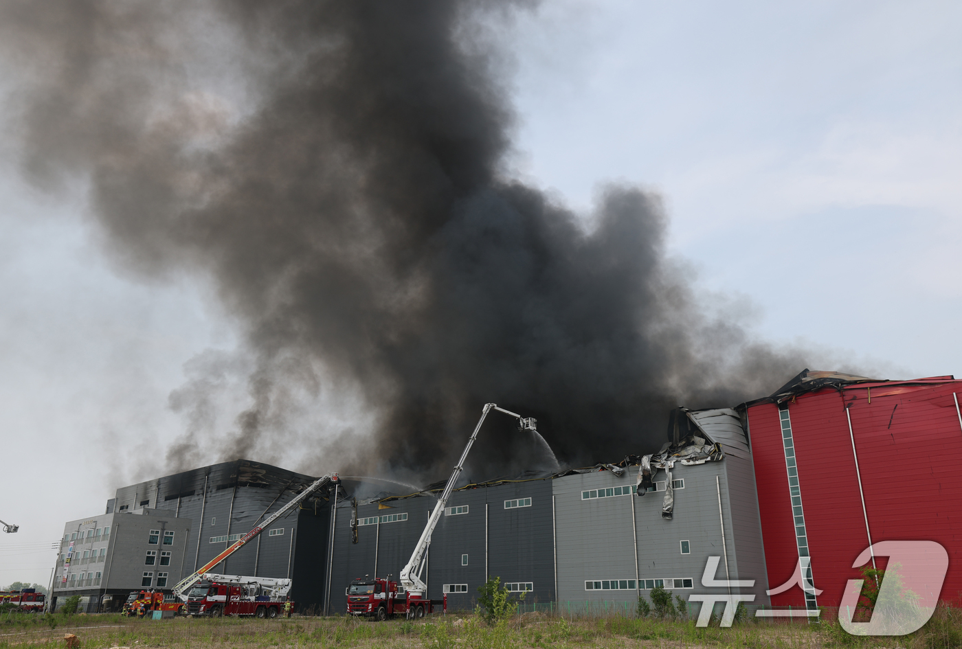 (이천=뉴스1) 김영운 기자 = 13일 오후 경기 이천시 부발읍 소재 대형 물류창고에서 화재가 발생해 검은 연기가 치솟고 있다.소방당국은 대응 2단계를 발령해 진화 중이며 인명 피 …
