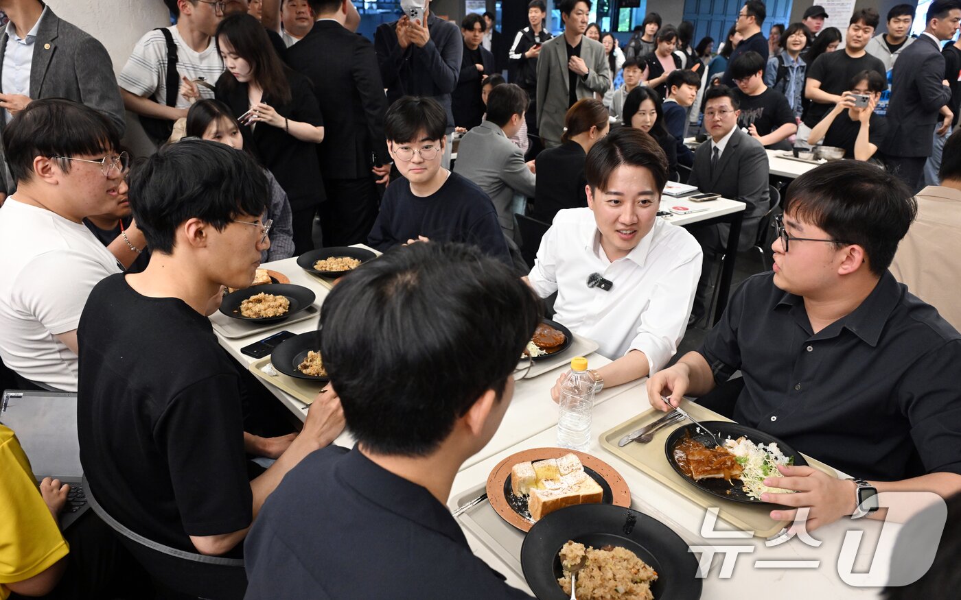 본문 이미지 - 이준석 개혁신당 대통령 후보가 13일 대구 북구 경북대를 찾아 학생들과 점심 식사하며 대화 나누고 있다. 2025.5.13/뉴스1 ⓒ News1 공정식 기자