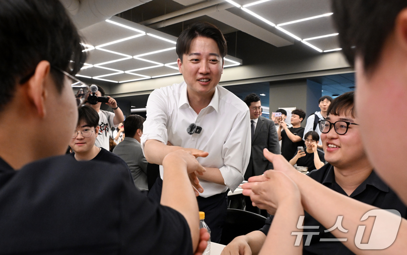 (대구=뉴스1) 공정식 기자 = 이준석 개혁신당 대통령 후보가 13일 대구 북구 경북대를 찾아 학생들과 점심 식사를 앞두고 인사 나누 있다. 2025.5.13/뉴스1