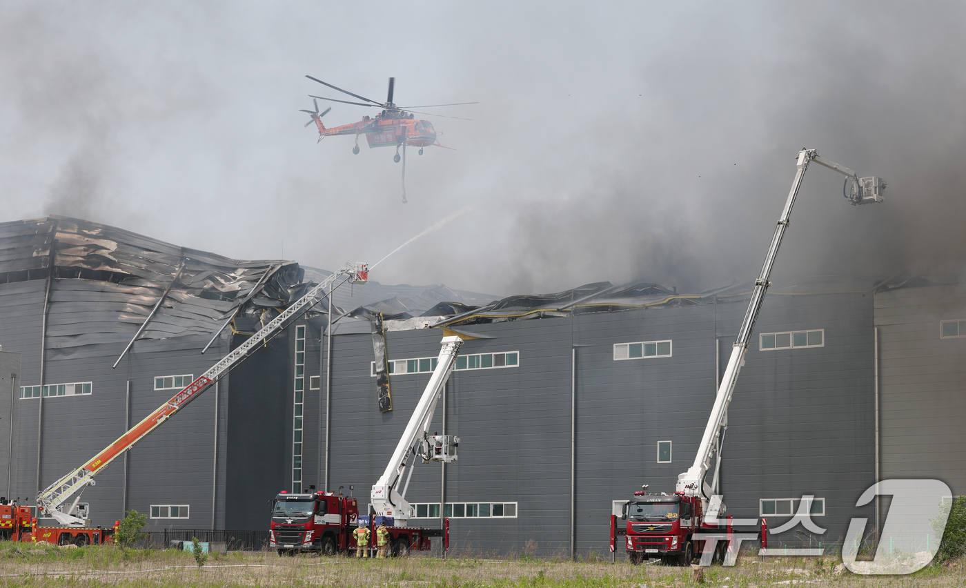 (이천=뉴스1) 김영운 기자 = 13일 오후 경기 이천시 부발읍 소재 대형 물류창고에서 화재가 발생해 검은 연기가 치솟고 있다.소방당국은 대응 2단계를 발령해 진화 중이며 인명 피 …