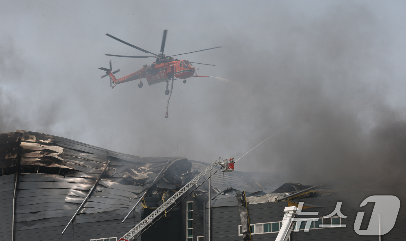 (이천=뉴스1) 김영운 기자 = 13일 오후 경기 이천시 부발읍 소재 대형 물류창고에서 화재가 발생해 검은 연기가 치솟고 있다.소방당국은 대응 2단계를 발령해 진화 중이며 인명 피 …