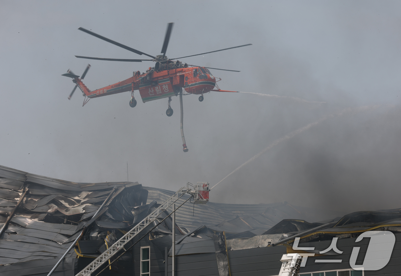 (이천=뉴스1) 김영운 기자 = 13일 오후 경기 이천시 부발읍 소재 대형 물류창고에서 화재가 발생해 검은 연기가 치솟고 있다.소방당국은 대응 2단계를 발령해 진화 중이며 인명 피 …