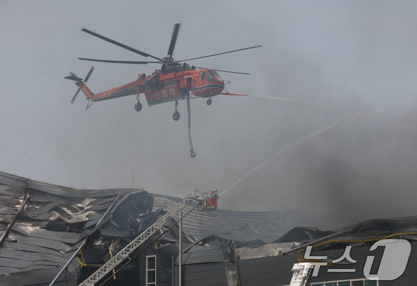 본문 이미지 - 13일 오후 경기 이천시 부발읍 소재 대형 물류창고에서 화재가 발생해 검은 연기가 치솟고 있다.  2025.5.13/뉴스1 ⓒ News1 김영운 기자