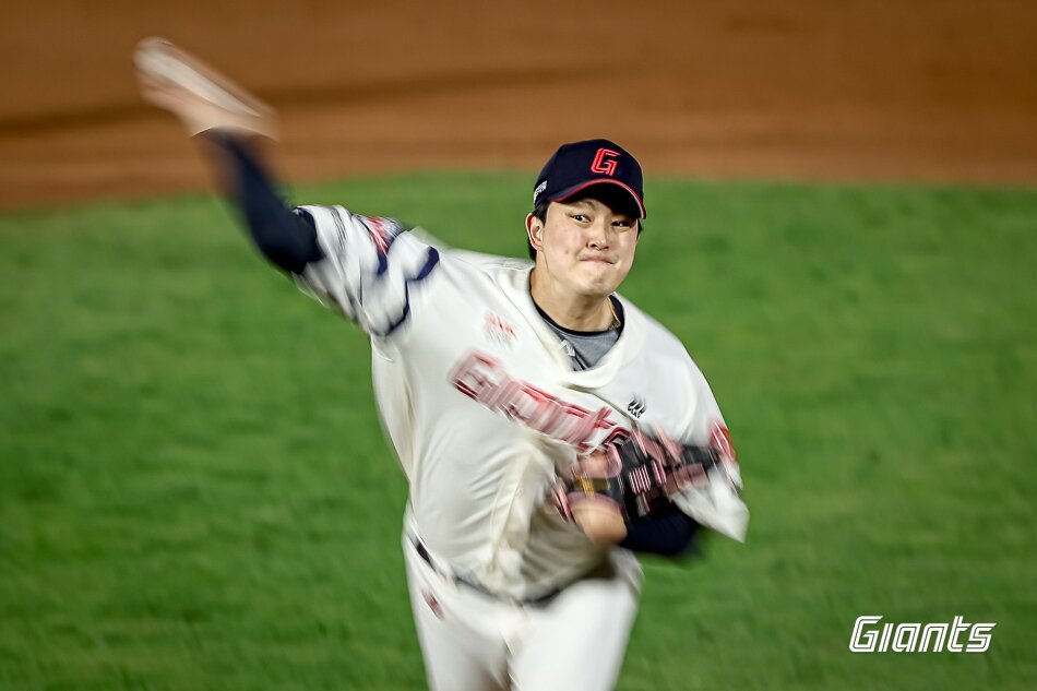 본문 이미지 - 롯데 자이언츠 마무리 투수 김원중은 6시즌 연속 두 자릿수 세이브를 기록했다. (롯데 자이언츠 제공)