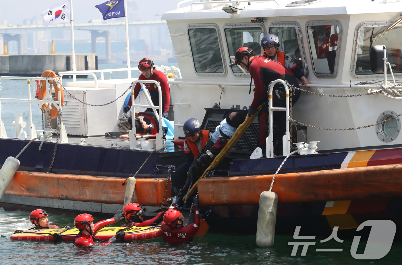 (부산=뉴스1) 윤일지 기자 = 13일 부산 서구 송도해안산책로 인근에서 해경이 항공기·함정 접근이 어려운 갯바위에 낚시객이 고립된 상황을 가정한 구조 훈련을 하고 있다.이날 훈련 …