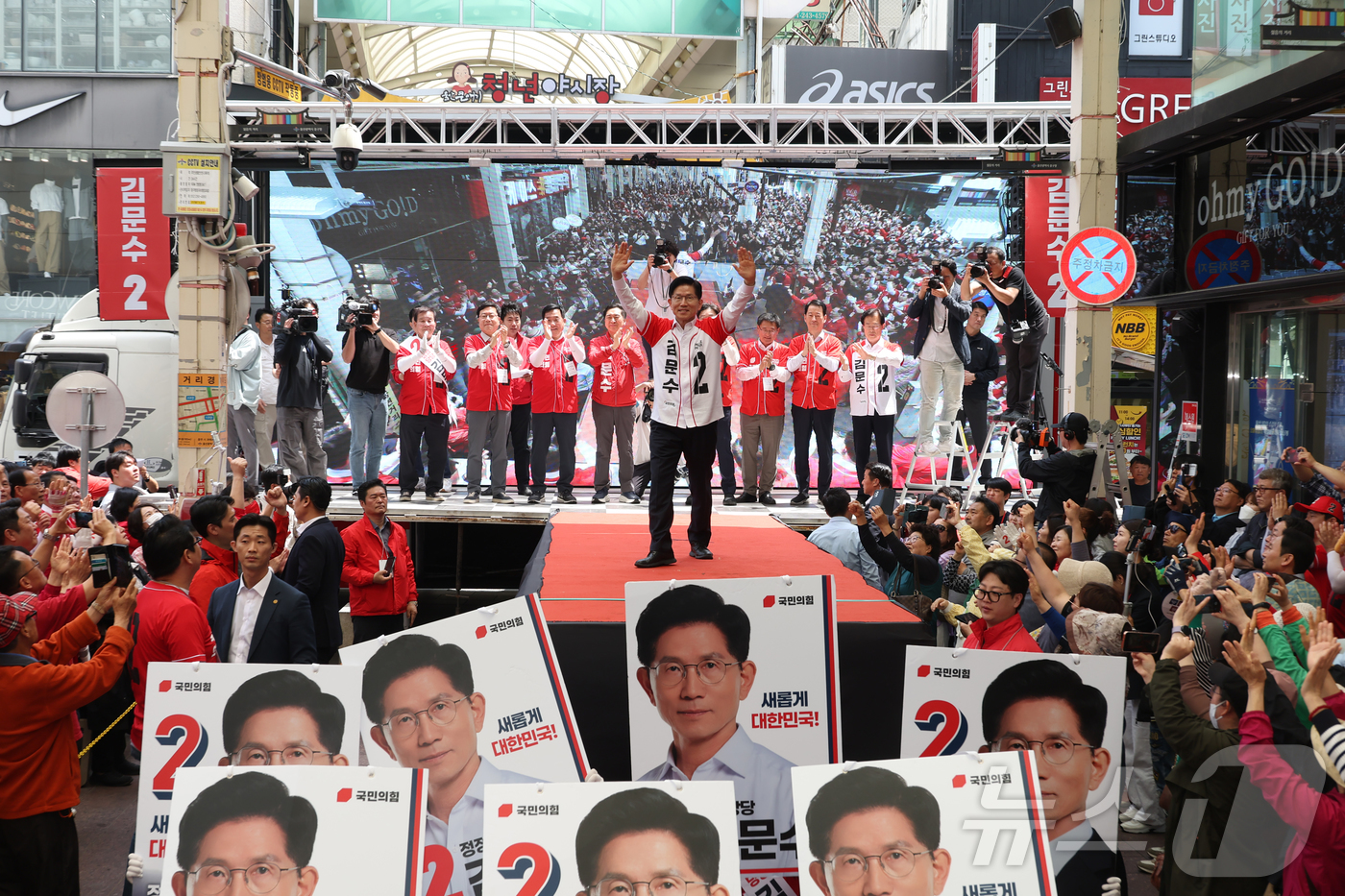 (울산=뉴스1) 김민지 기자 = 김문수 국민의힘 대통령 후보가 선거운동 이틀째를 맞은 13일 울산 중구 뉴코아아울렛 앞에서 지지를 호소하고 있다. (공동취재) 2025.5.13/뉴 …