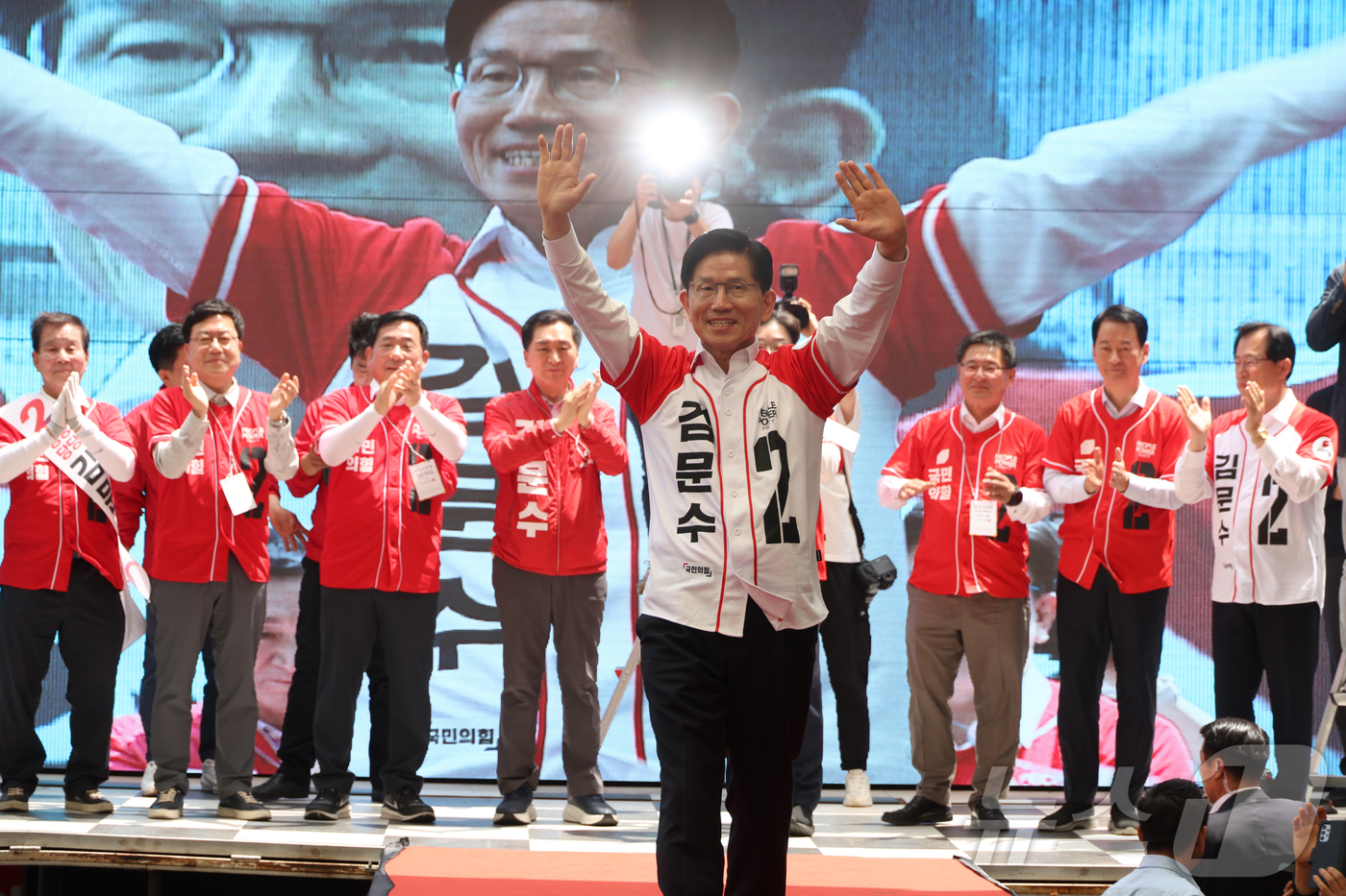 (울산=뉴스1) 김민지 기자 = 김문수 국민의힘 대통령 후보가 선거운동 이틀째를 맞은 13일 울산 중구 뉴코아아울렛 앞에서 지지를 호소하고 있다. (공동취재) 2025.5.13/뉴 …