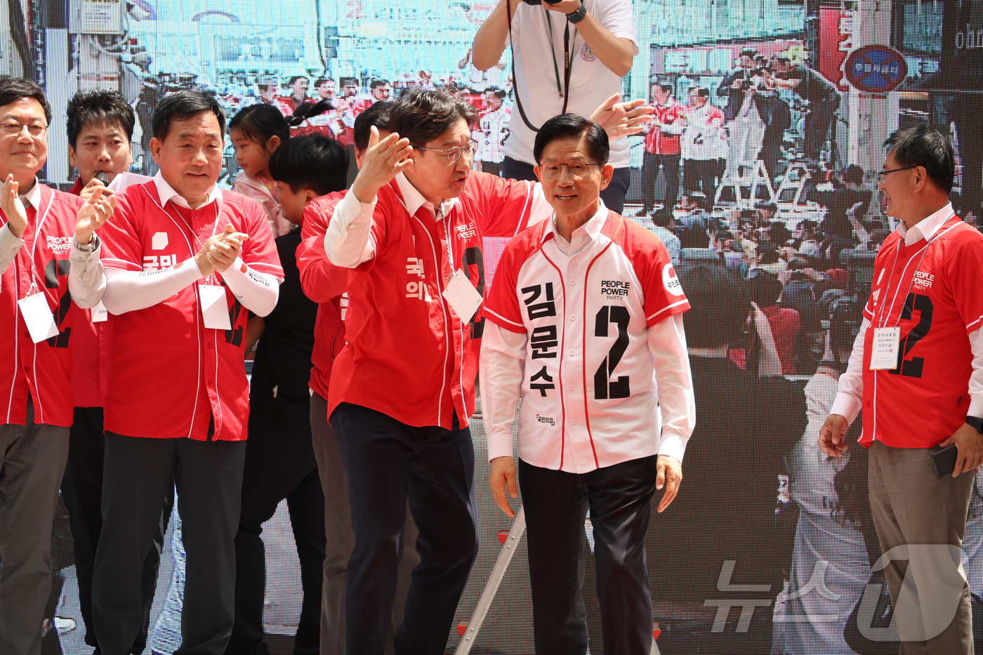 (울산=뉴스1) 김민지 기자 = 김문수 국민의힘 대통령 후보가 선거운동 이틀째를 맞은 13일 울산 중구 뉴코아아울렛 앞에서 지지를 호소하고 있다. (공동취재) 2025.5.13/뉴 …