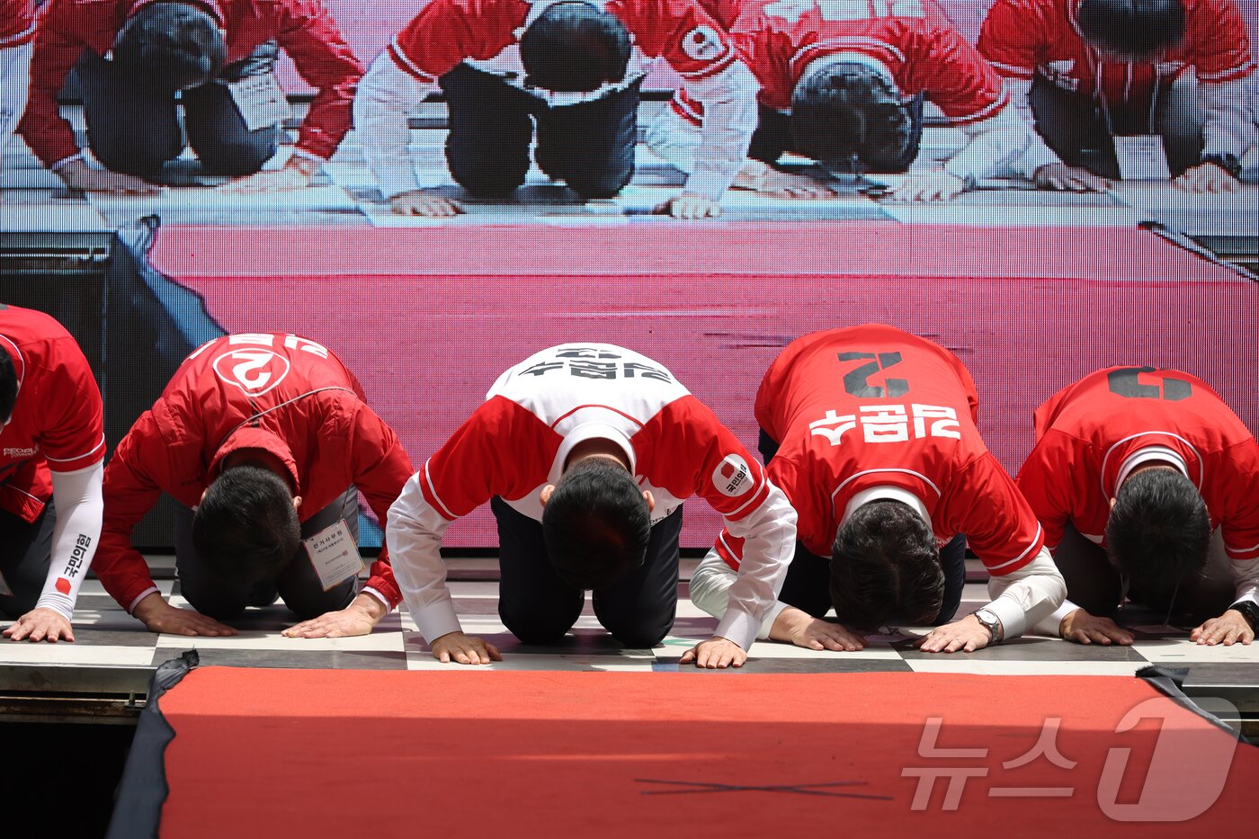 본문 이미지 - 김문수 국민의힘 대통령 후보가 선거운동 이틀째를 맞은 13일 울산 중구 뉴코아아울렛 앞에서 지지를 호소하고 있다. (공동취재) 2025.5.13/뉴스1 ⓒ News1 김민지 기자