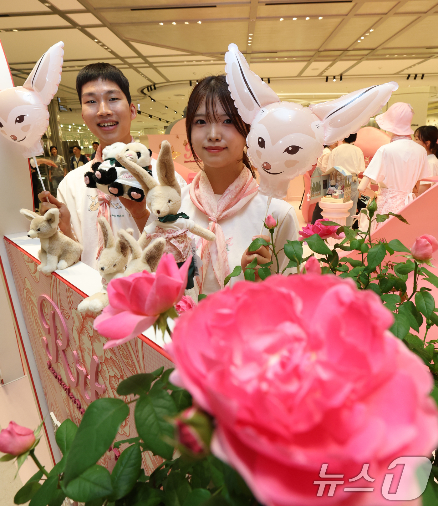 (성남=뉴스1) 김영운 기자 = '에버랜드 로로티' 장미축제 개막을 사흘 앞둔 13일 경기 성남시 분당구 현대백화점 판교점에 오픈한 '에버랜드 로로티' 장미축제 팝업스토어에서 직원 …