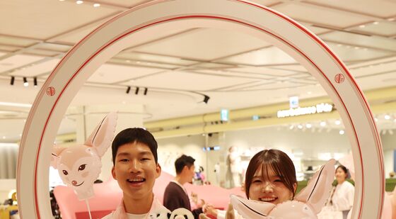 '다양한 장미축제 굿즈 구경하러 오세요'