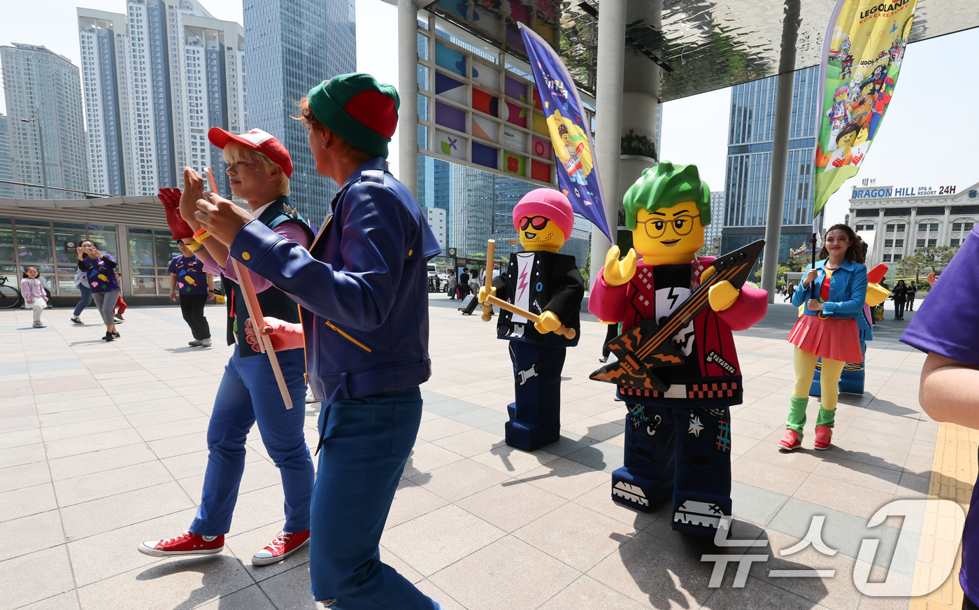 (서울=뉴스1) 허경 기자 = 13일 서울 용산역광장에서 레고 코스튬을 한 모델들이 플래그 행렬을 하며 '레고 페스티벌'을 홍보하고 있다. 2025.5.13/뉴스1