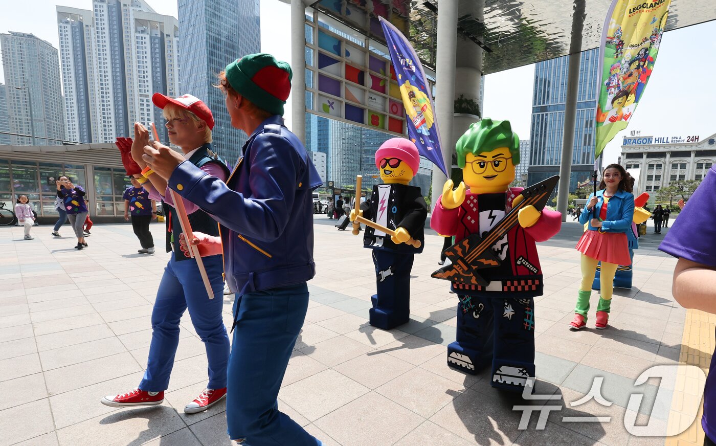 본문 이미지 - 13일 서울 용산역광장에서 레고 코스튬을 한 모델들이 플래그 행렬을 하며 &#39;레고 페스티벌&#39;을 홍보하고 있다. 2025.5.13/뉴스1 ⓒ News1 허경 기자