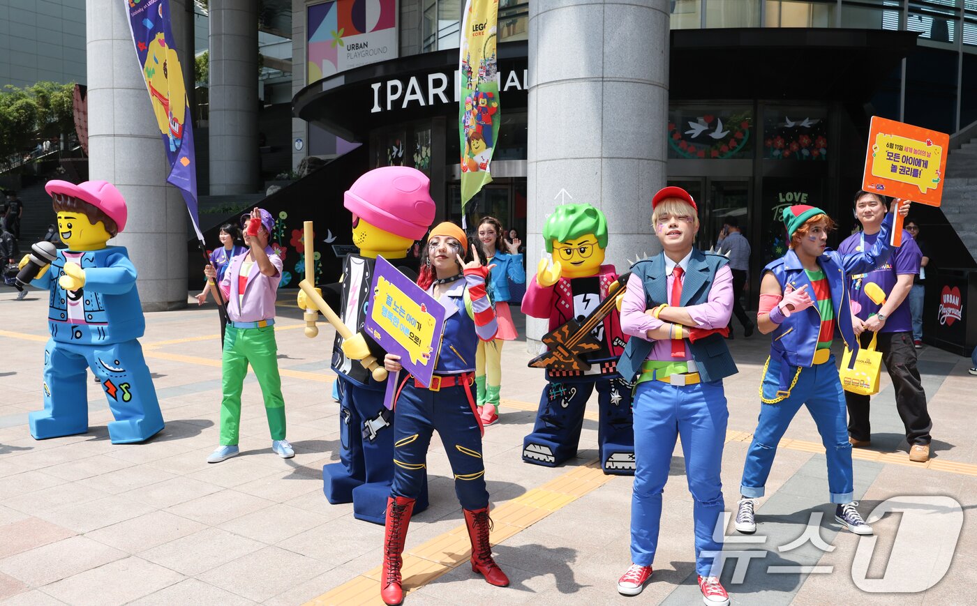 본문 이미지 - 13일 서울 용산역광장에서 레고 코스튬을 한 모델들이 플래그 행렬을 하며 &#39;레고 페스티벌&#39;을 홍보하고 있다. 2025.5.13/뉴스1 ⓒ News1 허경 기자