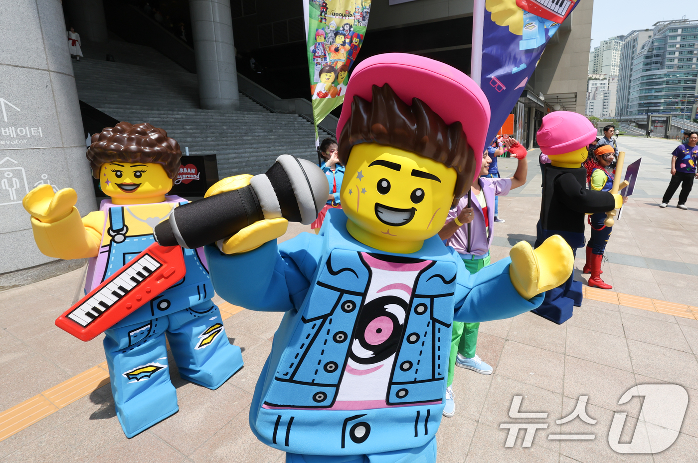 (서울=뉴스1) 허경 기자 = 13일 서울 용산역광장에서 레고 코스튬을 한 모델들이 플래그 행렬을 하며 '레고 페스티벌'을 홍보하고 있다. 2025.5.13/뉴스1