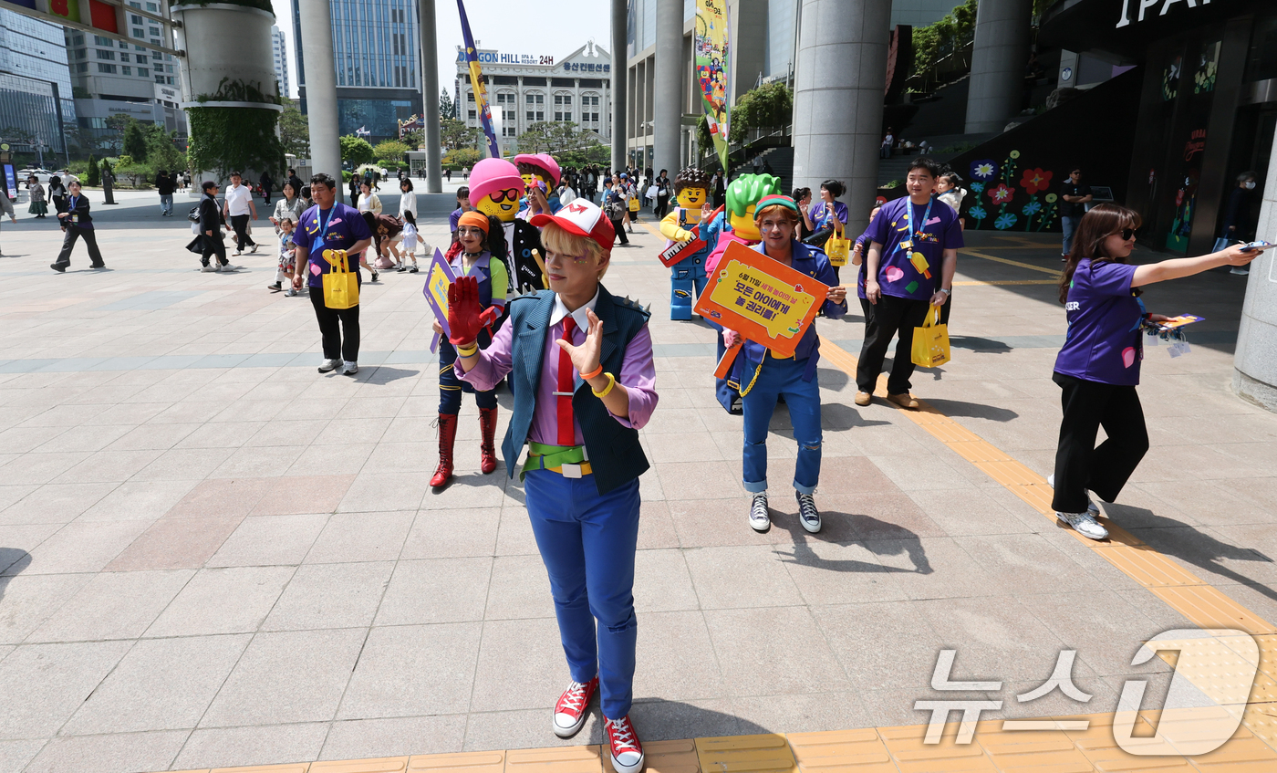(서울=뉴스1) 허경 기자 = 13일 서울 용산역광장에서 레고 코스튬을 한 모델들이 플래그 행렬을 하며 '레고 페스티벌'을 홍보하고 있다. 2025.5.13/뉴스1