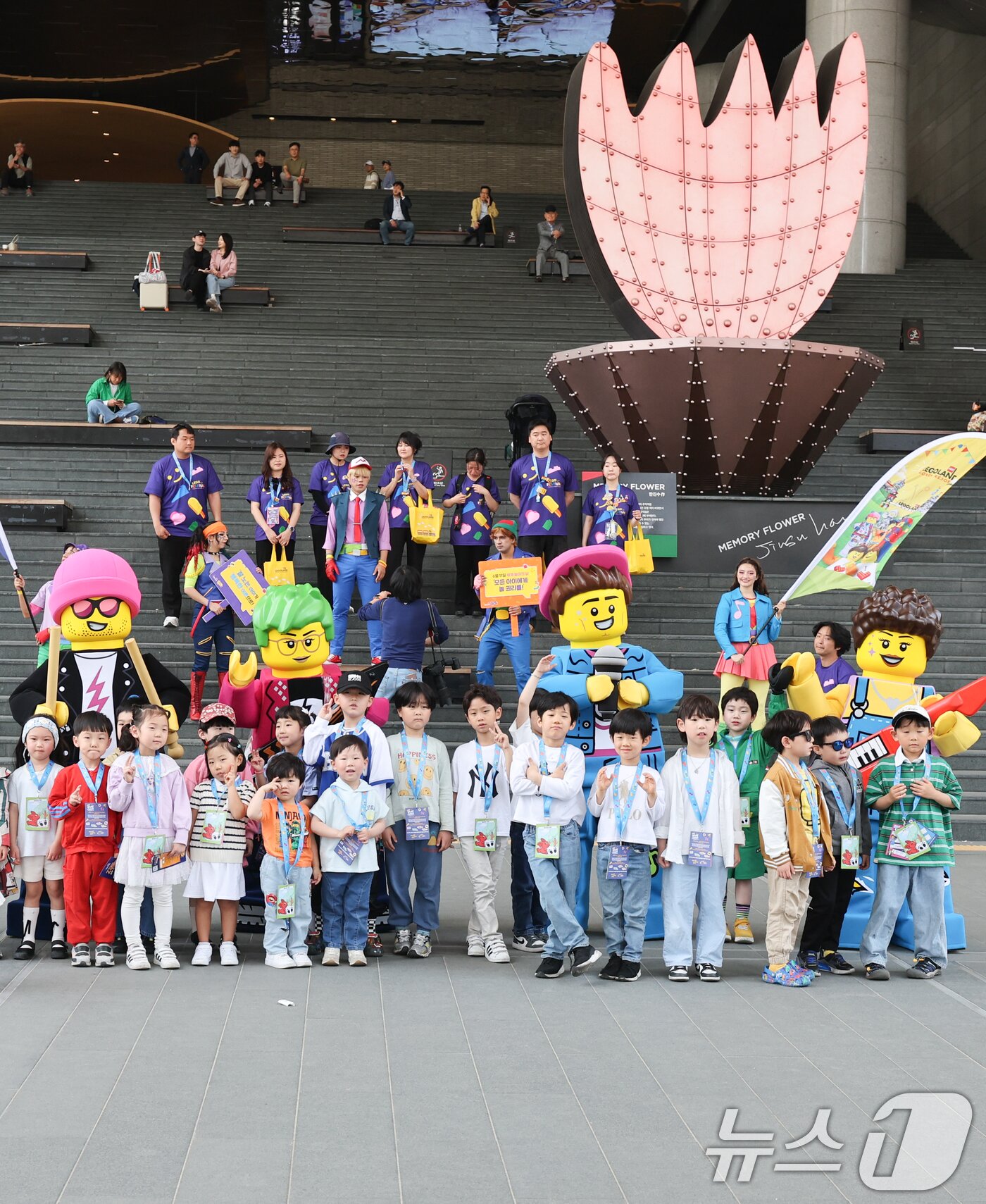 본문 이미지 - 13일 서울 용산역광장에서 레고 코스튬을 한 모델들이 어린이들과 기념촬영을 하며 &#39;레고 페스티벌&#39;을 홍보하고 있다. 2025.5.13/뉴스1 ⓒ News1 허경 기자