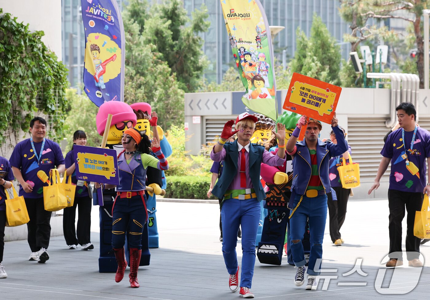본문 이미지 - 13일 서울 용산역광장에서 레고 코스튬을 한 모델들이 플래그 행렬을 하며 &#39;레고 페스티벌&#39;을 홍보하고 있다. 2025.5.13/뉴스1 ⓒ News1 허경 기자