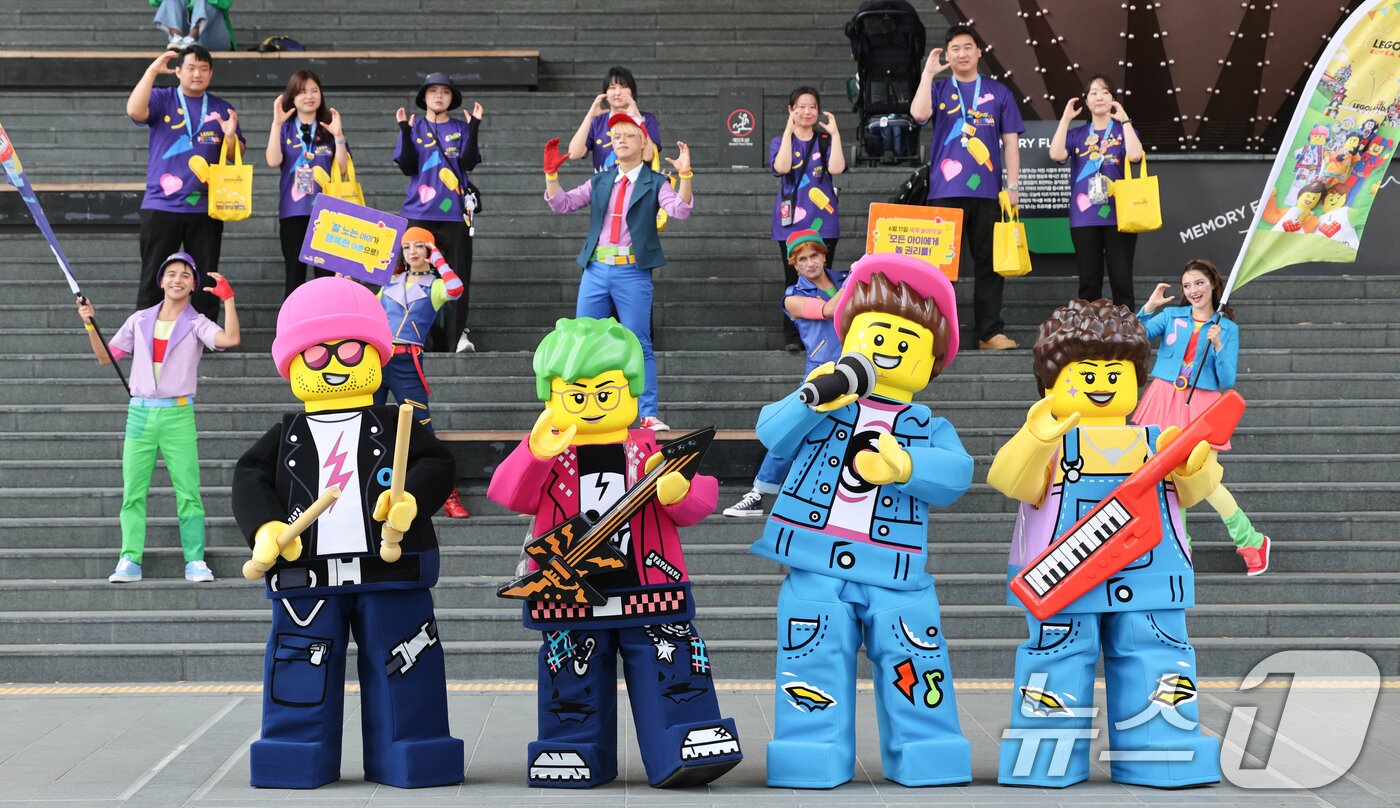 본문 이미지 - 13일 서울 용산역광장에서 레고 코스튬을 한 모델들이 플래그 행렬을 하며 &#39;레고 페스티벌&#39;을 홍보하고 있다. 2025.5.13/뉴스1 ⓒ News1 허경 기자
