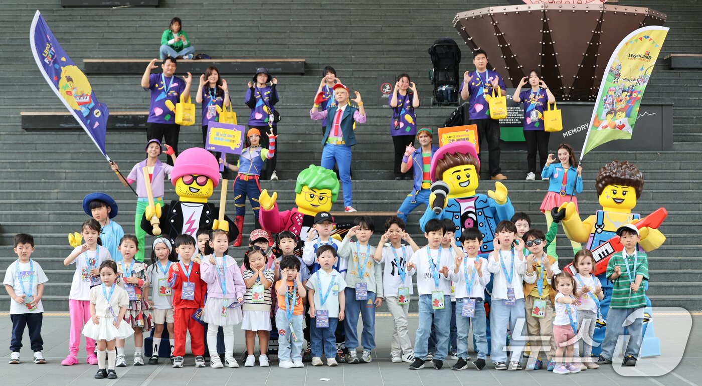 본문 이미지 - 13일 서울 용산역광장에서 레고 코스튬을 한 모델들이 어린이들과 기념촬영을 하며 &#39;레고 페스티벌&#39;을 홍보하고 있다. 2025.5.13/뉴스1 ⓒ News1 허경 기자