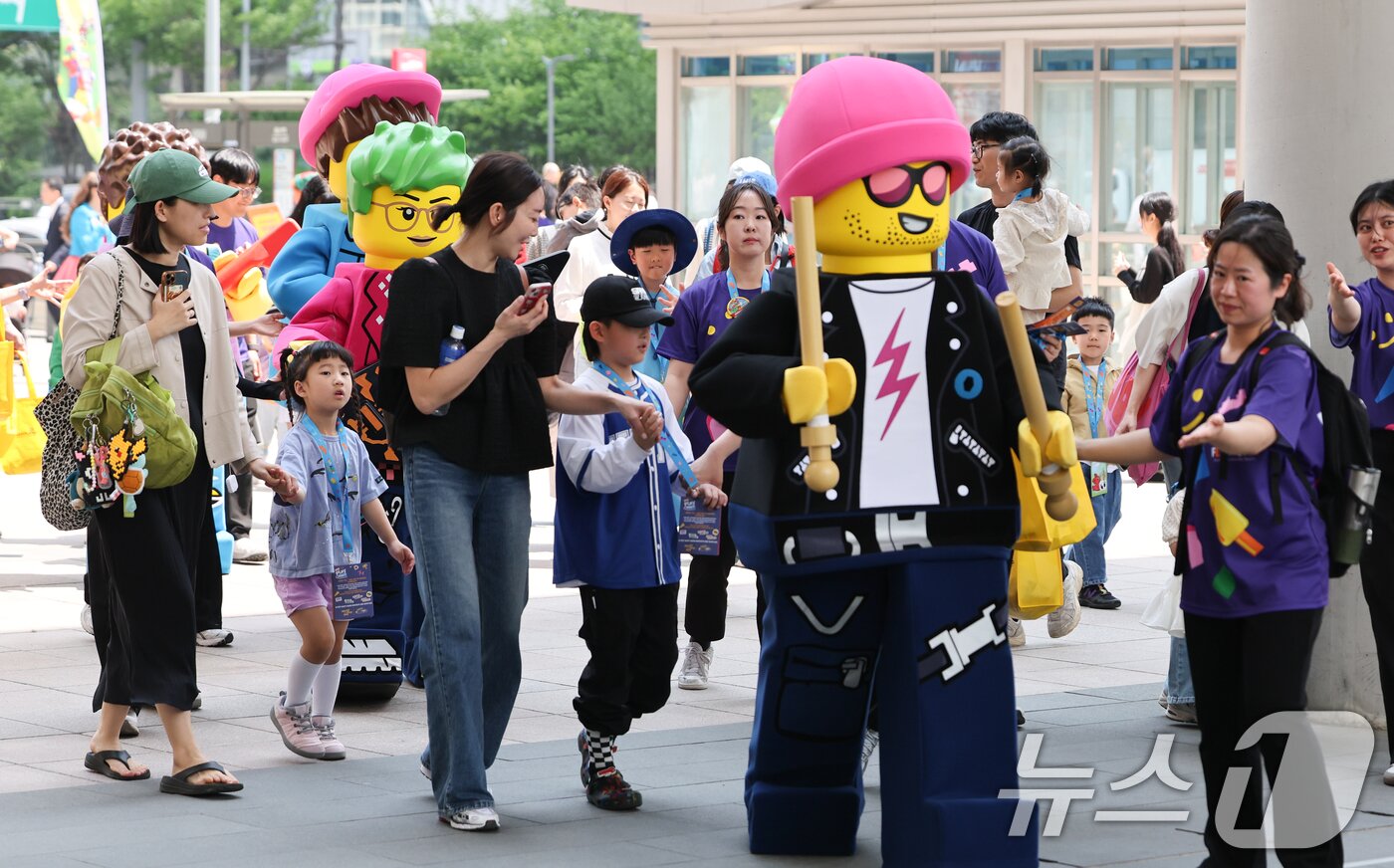 본문 이미지 - 13일 서울 용산역광장에서 레고 코스튬을 한 모델들이 플래그 행렬을 하며 &#39;레고 페스티벌&#39;을 홍보하고 있다. 2025.5.13/뉴스1 ⓒ News1 허경 기자
